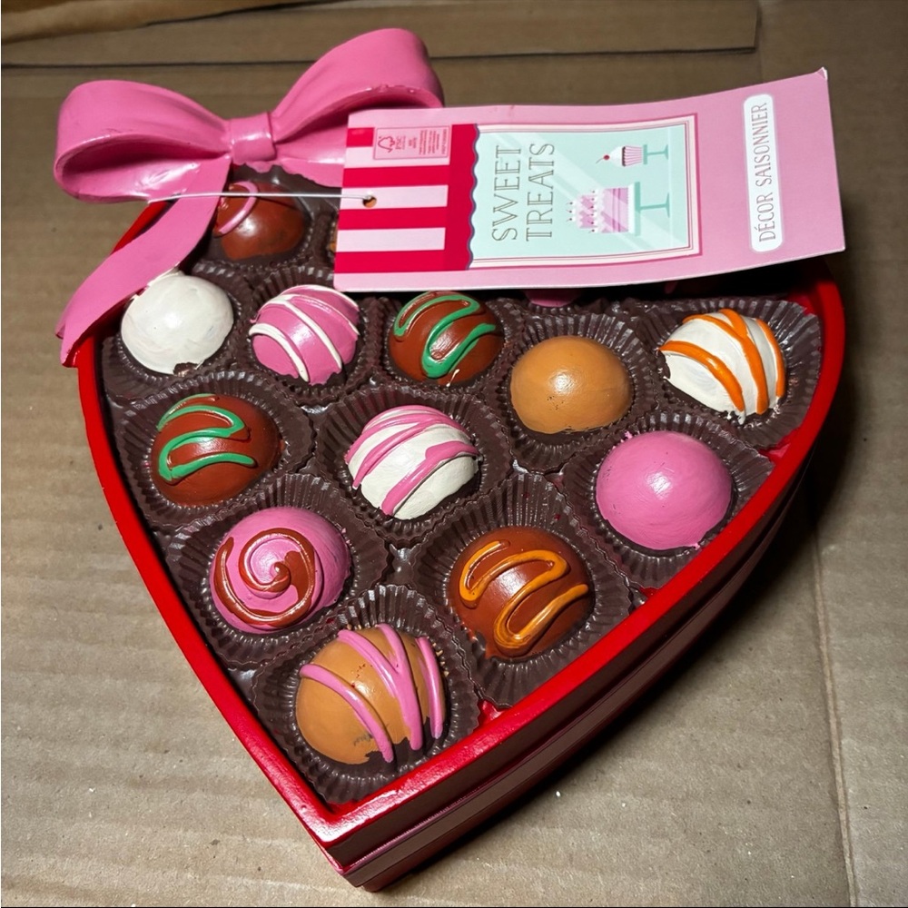 NWT Sweet Treats‎ Valentine's Day Box of Chocolates Heart Tabletop Decor